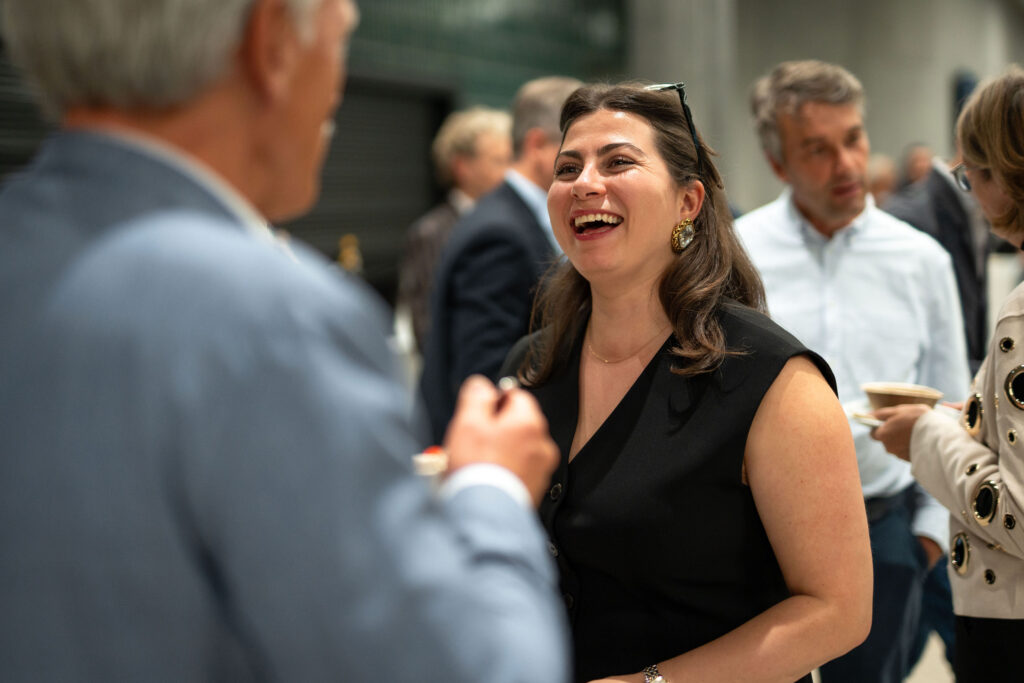 Gäste lachen im Foyer von NOBIS Bruneck
