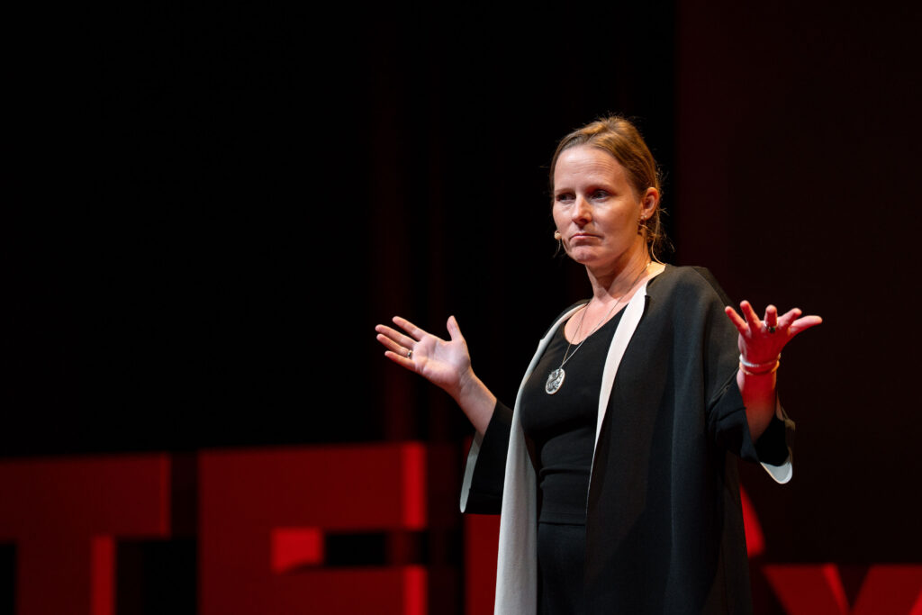 Nicole Marquardt gestikuliert während ihres Talks im NOBIS Bruneck