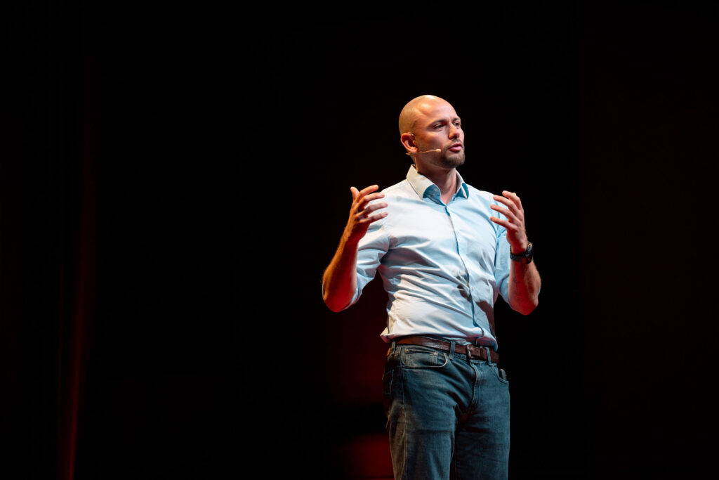 Reinhold Gallmetzer spricht auf der Bühne bei TEDxBruneck
