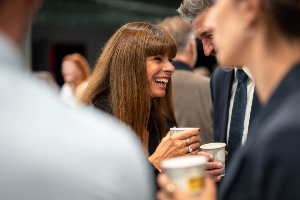 Gäste lachen bei einer Kaffeepause im NOBIS Bruneck