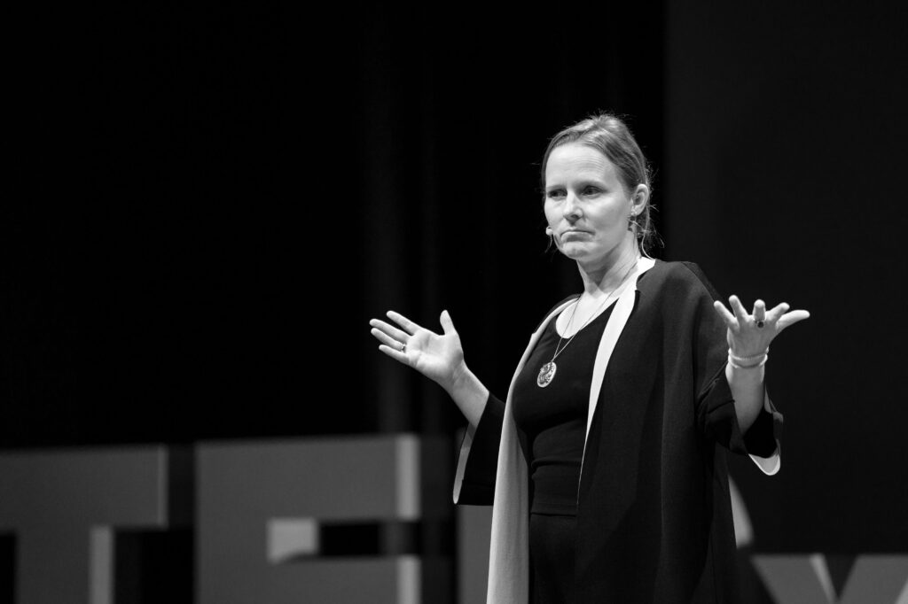 Nicole Marquardt beim Sprechen, Schwarz-Weiß-Aufnahme