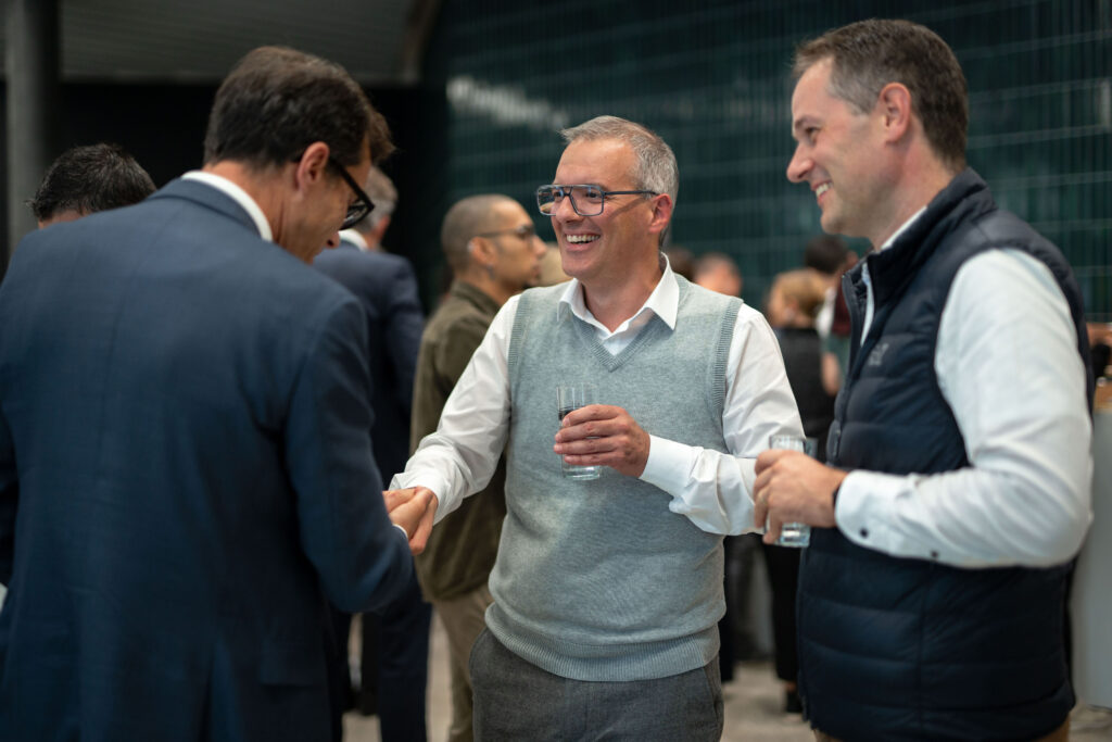 Drei Gäste unterhalten sich im hellen Foyer