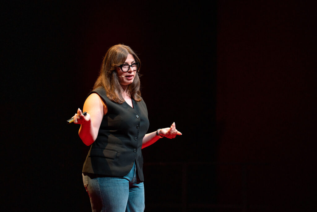Evelyn Unterfrauner auf der TEDxBruneck-Bühne