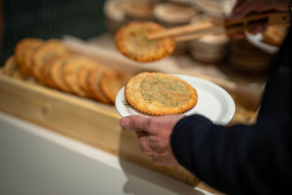 Eine Schale wird beim Essen in der Pause gereicht